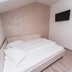 Nelana بيت شباب